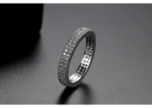 Detailopname van een zilverkleurige eternity-ring met dubbele rij zirkonia-stenen