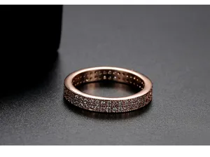 Macrodetail van een roségouden ring met een dubbele rij zirkonia pavé