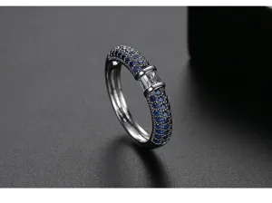 Vista macro detallada de un elegante anillo con pavé de circonitas azules y baguette