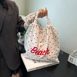 Bolso tote minimalista de gran capacidad a lunares con bordado Beach en rojo
