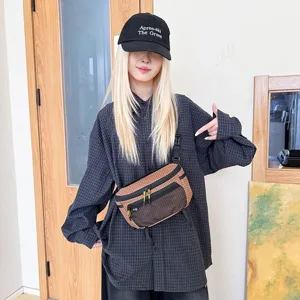 Τσάντα στήθους πεζοπορίας techwear φορεμένη από ξανθό μοντέλο με καρό πουκάμισο