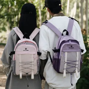 Mochilas de senderismo ligeras de colores para parejas en un entorno forestal natural
