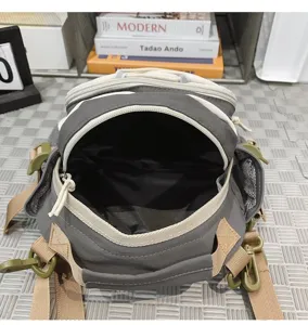 Detailansicht des geöffneten Wanderrucksacks mit geräumigem Innenraum und robusten Zippern