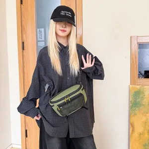 Μοντέλο που φοράει πράσινη τσάντα πεζοπορίας με πλέγμα για υπαίθριες αθλητικές δραστηριότητες.