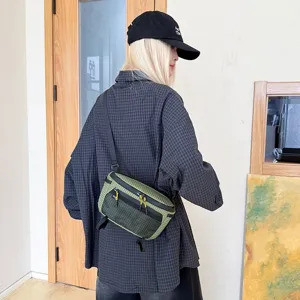 Πίσω όψη πράσινης καρό αδιάβροχης τσάντας ορειβασίας που φοράει ένα μοντέλο