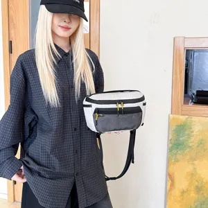 Λευκή τσάντα μέσης techwear με κίτρινα φερμουάρ που κρατάει ένα μοντέλο σε λήψη