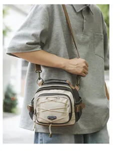 Detailansicht einer farbenfrohen Mini-Outdoor-Wandertasche, getragen von einem Model