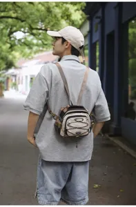 Detailansicht des Mini-Outdoor-Rucksacks, leicht und vielseitig für Wandern und Reisen geeignet.