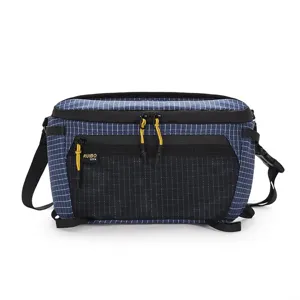 Riñonera de senderismo funcional e impermeable con cuadros azules y detalles amarillos