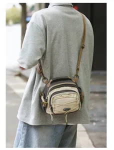 Detailansicht einer kleinen Outdoor-Tasche im Colorblock-Design, getragen in der Stadt.