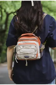 Rückansicht eines farblich abgesetzten Mini-Outdoor-Wanderrucksacks an einem Modell