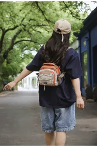 Kompakter Outdoor Wanderrucksack im bunten Kontrastdesign, leichter Taschenrucksack.