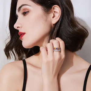 Elegante vrouw die een kleurrijke dubbellaagse ringenset van zirkonia aan haar vinger draagt