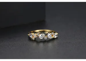 Detalle en primer plano de un anillo de latón minimalista con circonitas brillantes