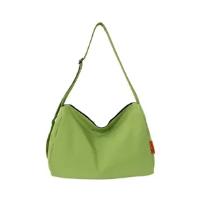 Minimalistische grüne wasserdichte Nylon-Umhängetasche mit großem Fassungsvermögen