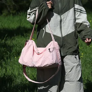 Grand sac à bandoulière rose en tissu Oxford, idéal pour les voyages et le plein air