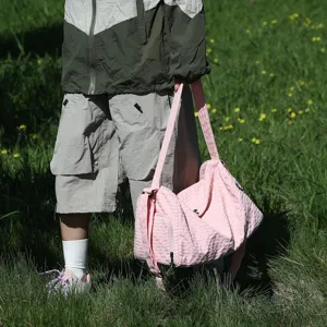 Grand sac à bandoulière en tissu Oxford rose texturé avec un design irrégulier