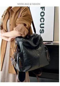 Zaino alla moda in ecopelle nera di grande capacità indossato da una modella oggi
