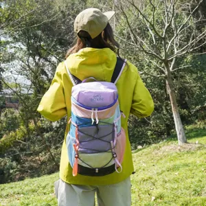 Mochila de senderismo ligera y multicolor para mujer con gran capacidad y estilo al aire libre