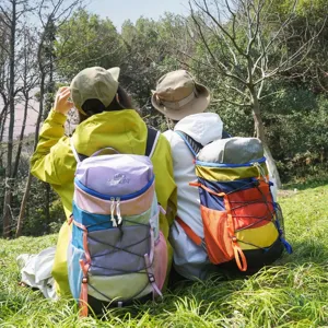 Dos mochilas de senderismo coloridas mostradas en un entorno natural al aire libre