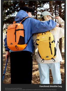 Detalle de mochilas de senderismo ligeras y plegables en un entorno forestal al aire libre