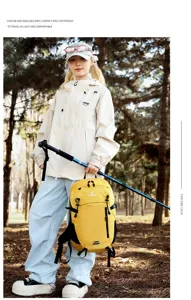 Modelo asiática con una mochila de senderismo amarilla ligera en un entorno forestal natural