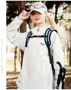 Mochila ligera y plegable para exteriores mostrada en uso durante una caminata.
