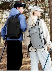 Dos excursionistas con mochilas de trekking ligeras negras y grises en un bosque
