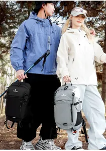Mochilas de senderismo ligeras mostradas por modelos en un entorno forestal