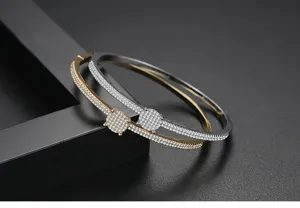 Vue détaillée de bracelets en laiton pavés de zircons avec cristaux à double rangée.