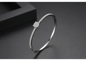 Vue détaillée d'un bracelet en argent serti de zircons à double rangée avec un motif rond.