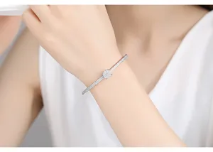 Gros plan détaillé d'un bracelet jonc minimaliste à double rangée de zircons au poignet