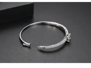 Vue détaillée d'un jonc argenté serti de micro-pavés de zircone avec motif étoile.