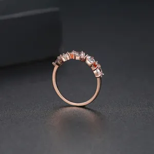 Elegante anillo de latón en oro rosa con piedras de circonita para damas modernas