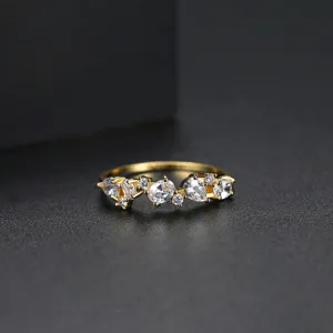 Anillo de latón dorado con circonitas brillantes de corazón y redondas
