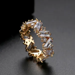 Elegante vergulde eternity ring met baguette en ronde cubic zirconia kristallen