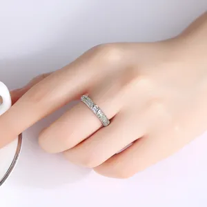 Elegante Anillo de Cobre con Micro Pavé de Diamantes de Imitación para Mujer Estilo Minimalista Occidental Joyería Regalo Boda
