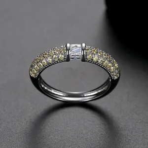 Elegante anillo de latón minimalista con circonitas amarillas y piedra baguette clara