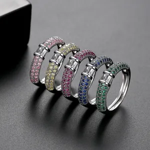 Elegante juego de cinco anillos de latón con circonitas de colores micro-pave para mujer