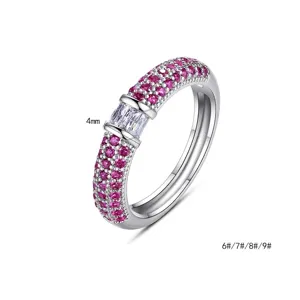 Anillo de latón plateado con micro pavé de circonitas rosas y piedra central clara