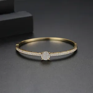 Bracelet jonc doré élégant avec double rangée de zircons et motif central circulaire