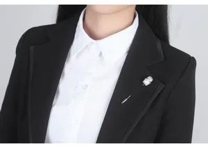 Nahaufnahme einer süßen Bärenbrosche mit AAA-Zirkonia und Perle auf schwarzem Blazer