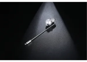 Makrodetail einer eleganten Bärenbrosche mit weißer Perle und Zirkonia-Besatz