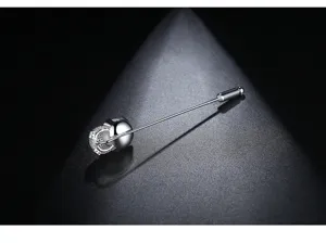 Detailansicht einer silbernen Bären-Anstecknadel mit schimmernden AAA-Zirkonia-Steinen.