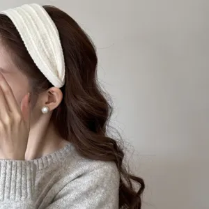 Vue détaillée d'un serre-tête blanc en maille torsadée de style coréen rétro pour plus de volume