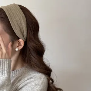 Vue latérale d'un bandeau en maille torsadée kaki porté par un mannequin rétro