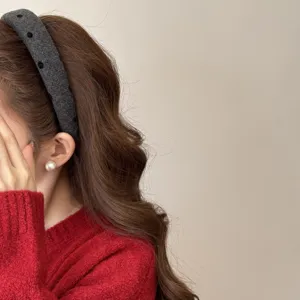 Detailed close-up view of the stylish grey wide-brimmed headband with heart patterns