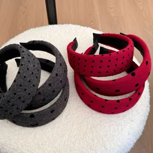 Gros plan sur d'élégants serre-têtes en velours rembourrés à pois rouges et gris