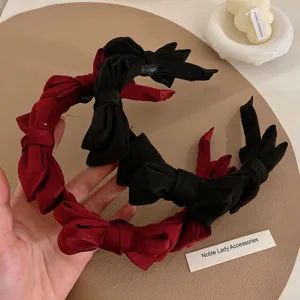 Detailopname van vintage Franse haarbanden met elegante strikken in rood en zwart.