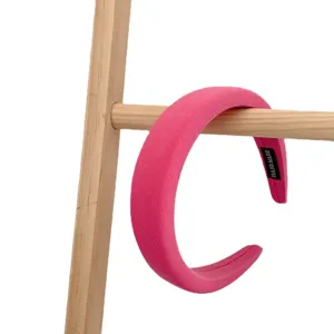 Diadema de esponja acolchada rosa vibrante con parte superior alta y ala ancha.